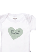 Detailaufnahme Herzchen Druck mit Wording: "Mummy+Daddy=a very cute baby"