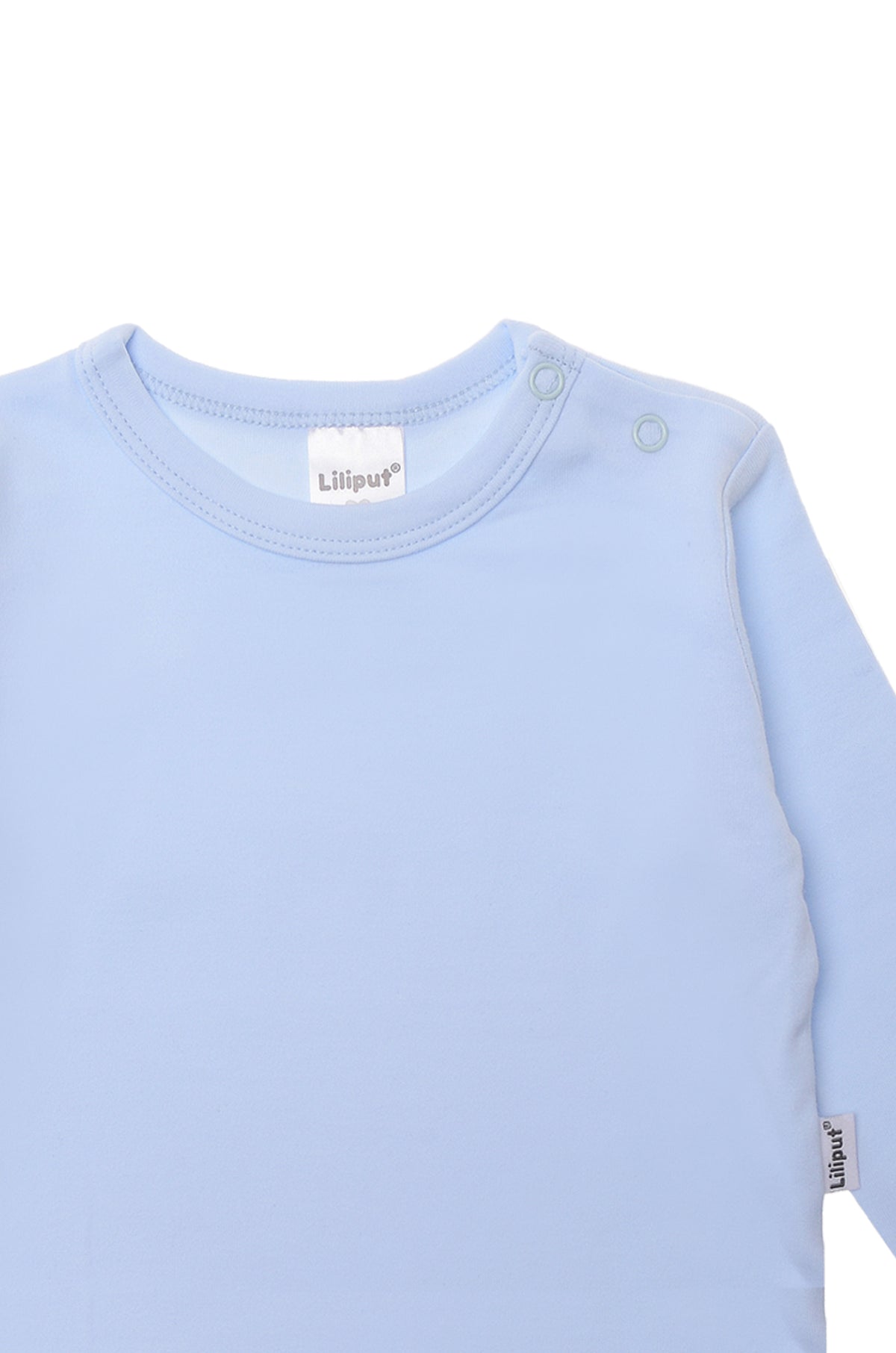 Detailansicht Langarmshirt in hellblau mit 2 Druckknöpfen auf der Schulter.