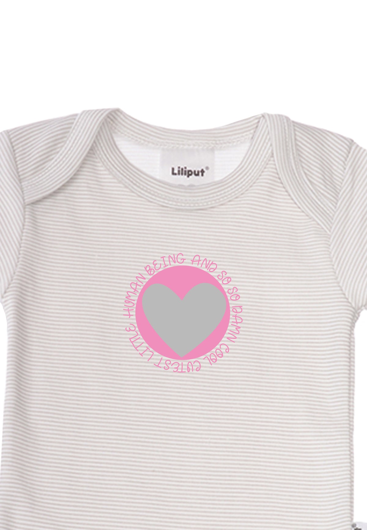 Detailaufnahme grau gestreifter Kurzarmbody mit Frontprint.
