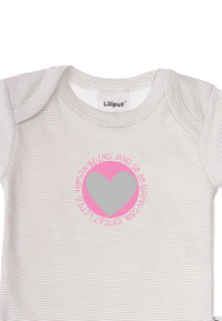 Detailaufnahme grau gestreifter Kurzarmbody mit Frontprint.