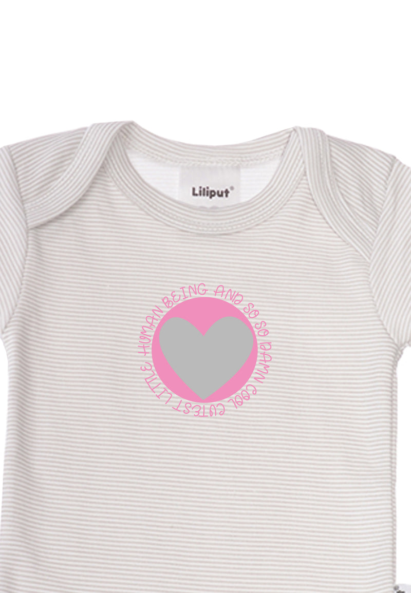 Detailaufnahme grau gestreifter Kurzarmbody mit Frontprint.