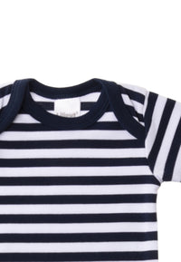 Detailaufnahme Kurzarmbody in marine-weiß gestreift.