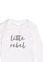 Detailaufnahme Print "little rebel" in dunkelgrau.