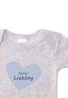 Ausschnitt des grauen Kurzarm Amineckbody mit hellblauem Print "kleiner Liebling".