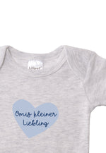 Detailaufnahme des Kurzarmbodies in grau melange mit hellblauem Herzchen und Wording "Omis kleiner Liebling"