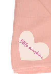 Detailaufnahme des Musselintuchs in apricot mit Print "little sunshine".