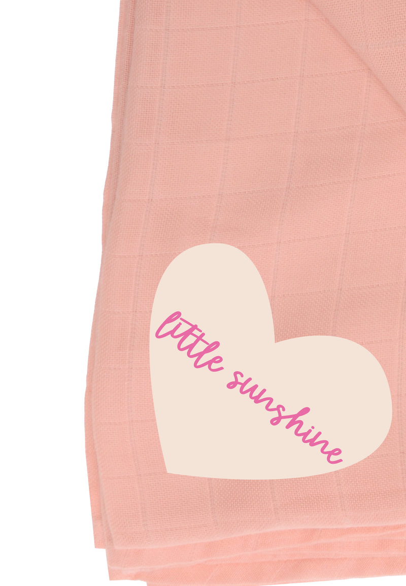 Detailaufnahme des Musselintuchs in apricot mit Print "little sunshine".