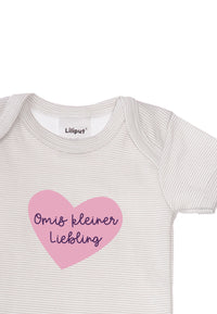 Detailaufnahme des grau gestreiften Amineckbodies und Aufdruck "Omis kleiner Liebling".