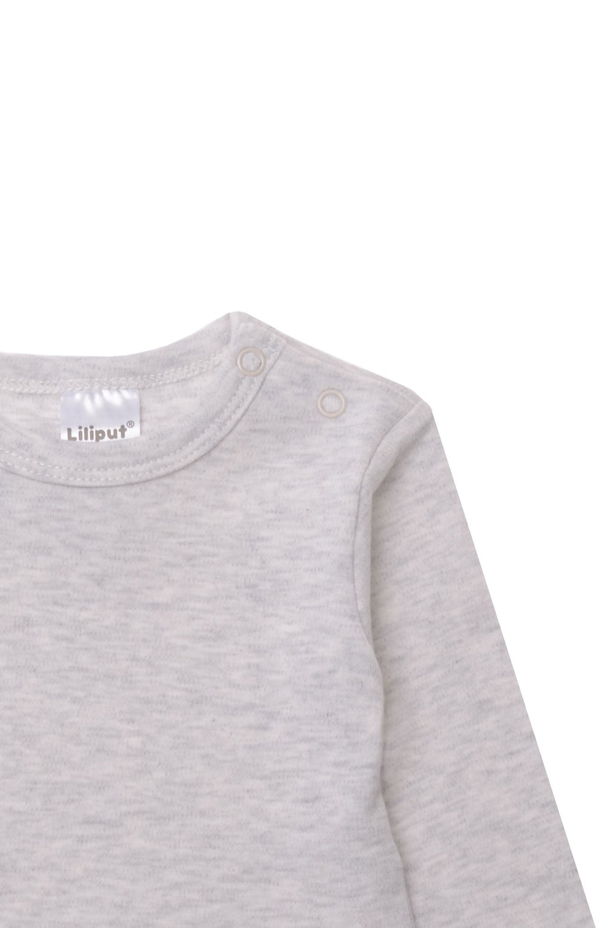 Detailansicht Halsausschnitt Langarmshirt in grau mit 2 Druckknöpfen
