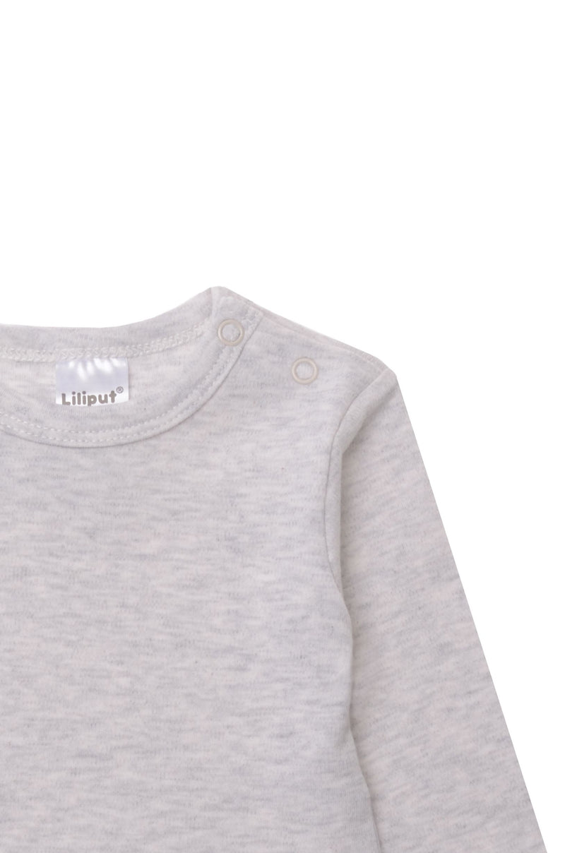 Detailansicht Halsausschnitt Langarmshirt in grau mit 2 Druckknöpfen