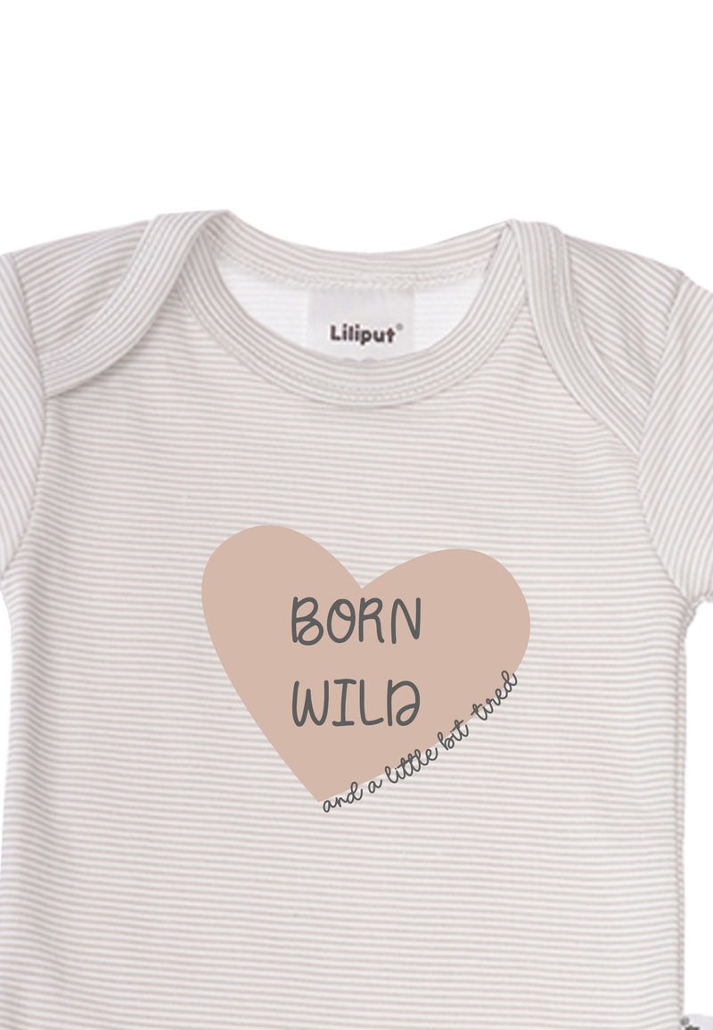 Detailaufnahme des Kurzarmbodies mit grauen Streifen und Print "born wild".