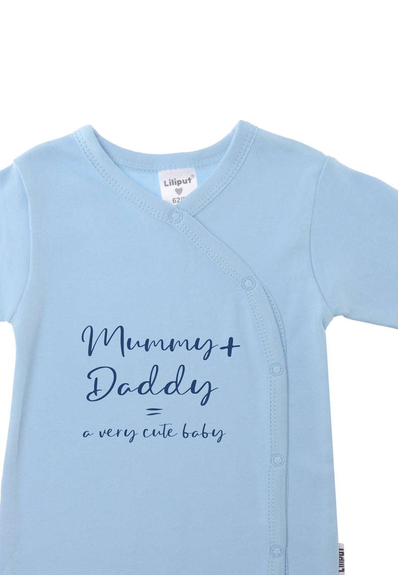 Detailaufnahme des hellblauen Overalls mit Print "Mummy+Daddy= a very cute baby".