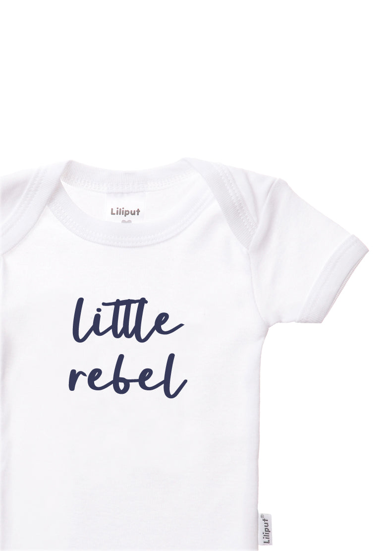 Detailaufnahme Kurzarmbody in weiß mit Frontprint "little rebel":