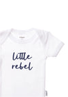 Detailaufnahme Kurzarmbody in weiß mit Frontprint "little rebel":