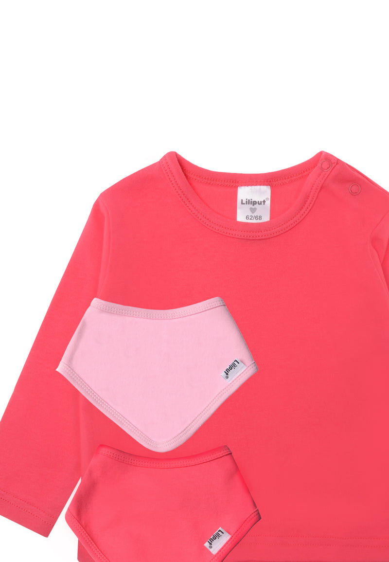 Detailansicht Langarmshirt in pink mit zwei Halstüchern in rosa und pink aus Bio Baumwolle.