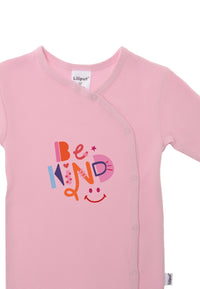 Detailaufnahme Ausschnitt des Overalls in rosa mit buntem Aufdruck.