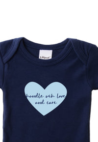 Detailaufnahme Kurzarmbody in marine mit hellblauem Frontprint-