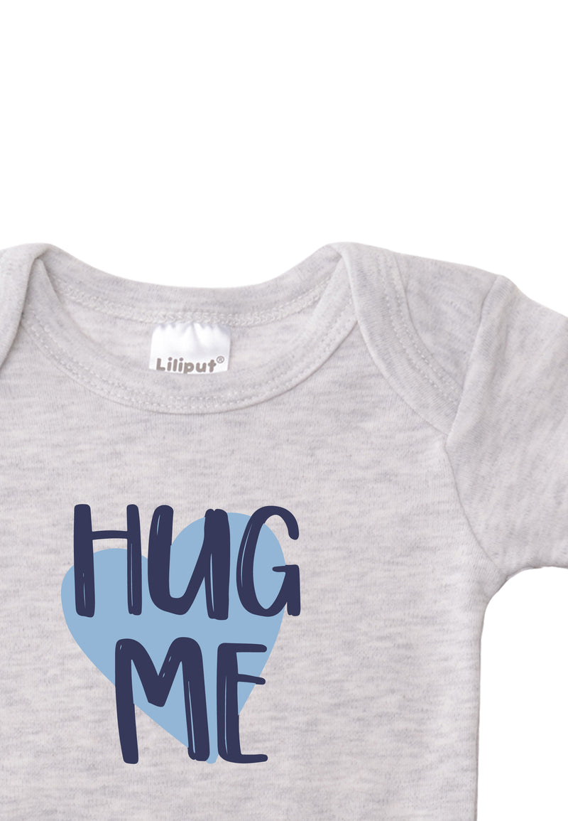 Detailaufnahme des Kurzarmbodies in grau melange mit Wording "hug me" als Frontprint.