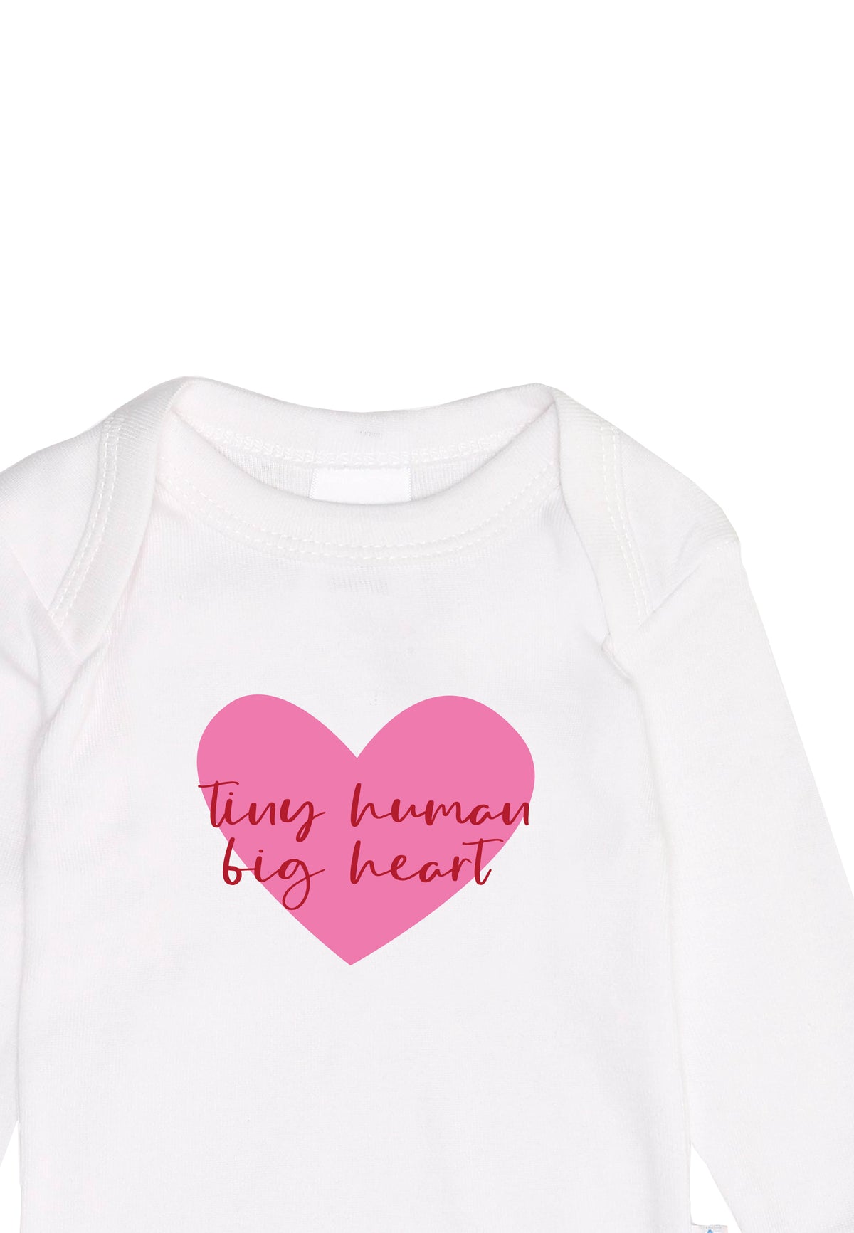 Amineckbody mit weichem Ausschnitt und rosa Herz als Print.