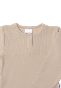 Detailaufnahme des Rippenbodies in beige.