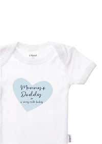 Detailaufnahme des Kurzarmbodies in weiß mit Frontprint.