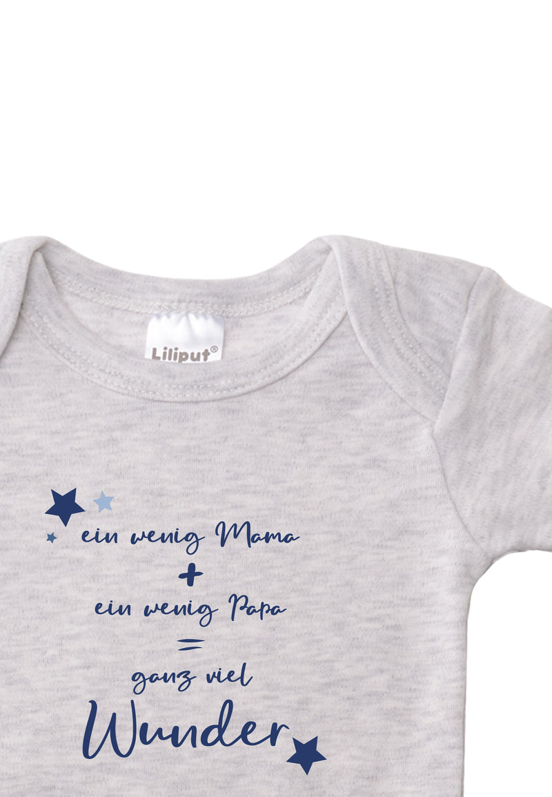 Detailaufnahme des grau-melange farbenden Kurzarmbodies mit Print "ein wenig Mama + ein wenig Papa = ganz viel Wunder".