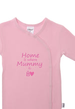 Detailaufnahme des rosa Overalls in Bio Baumwoll Qualität und mit Wording "Home is where mummy is" als Frontprint.