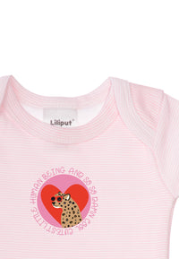 Detailaufnahme des rosa gestreiften Amineckbodies und buntem Leo Print.