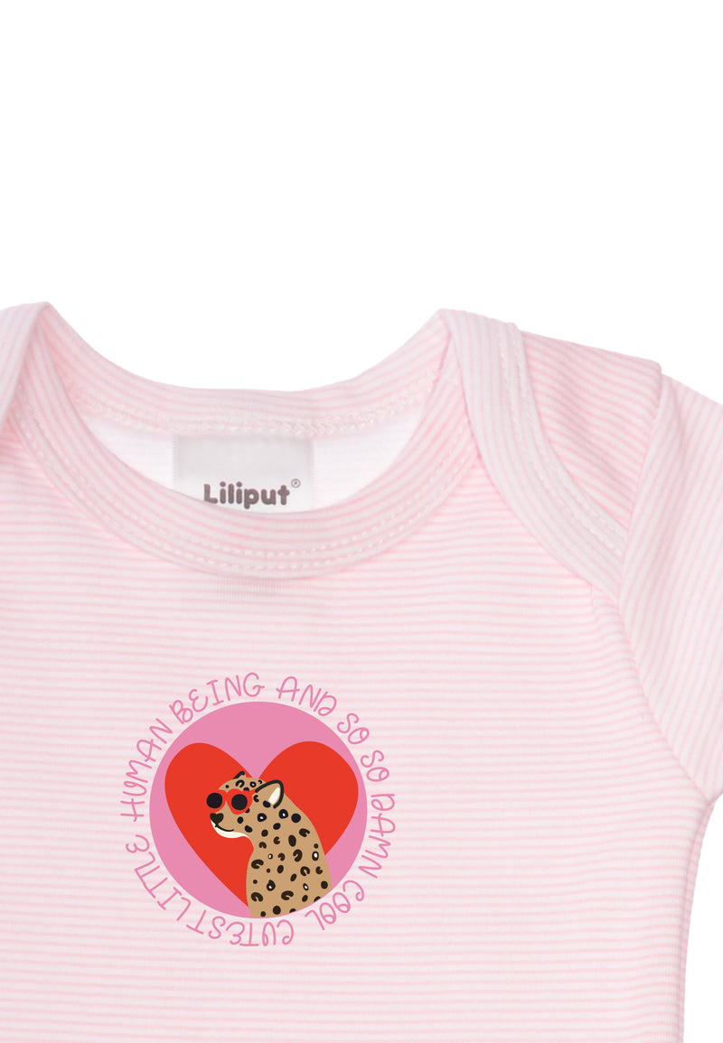 Detailaufnahme des rosa gestreiften Amineckbodies und buntem Leo Print.