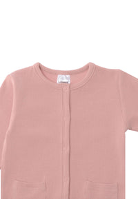 Detailaufnahme des Overalls in Rippenqualität und der Farbe rosè.