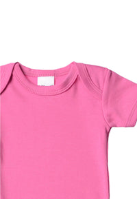 Detailaufnahme des pinken Kurzarmbodies.