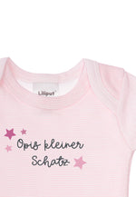Detailaufnahme des rosa gestreiften Kurzarmbodies und Wording "Opis kleiner Schatz".