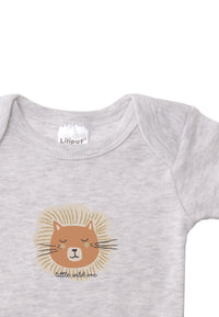 Detailaufnahme des Kurzarmbodies in grau melange mit süßem Löwenprint.