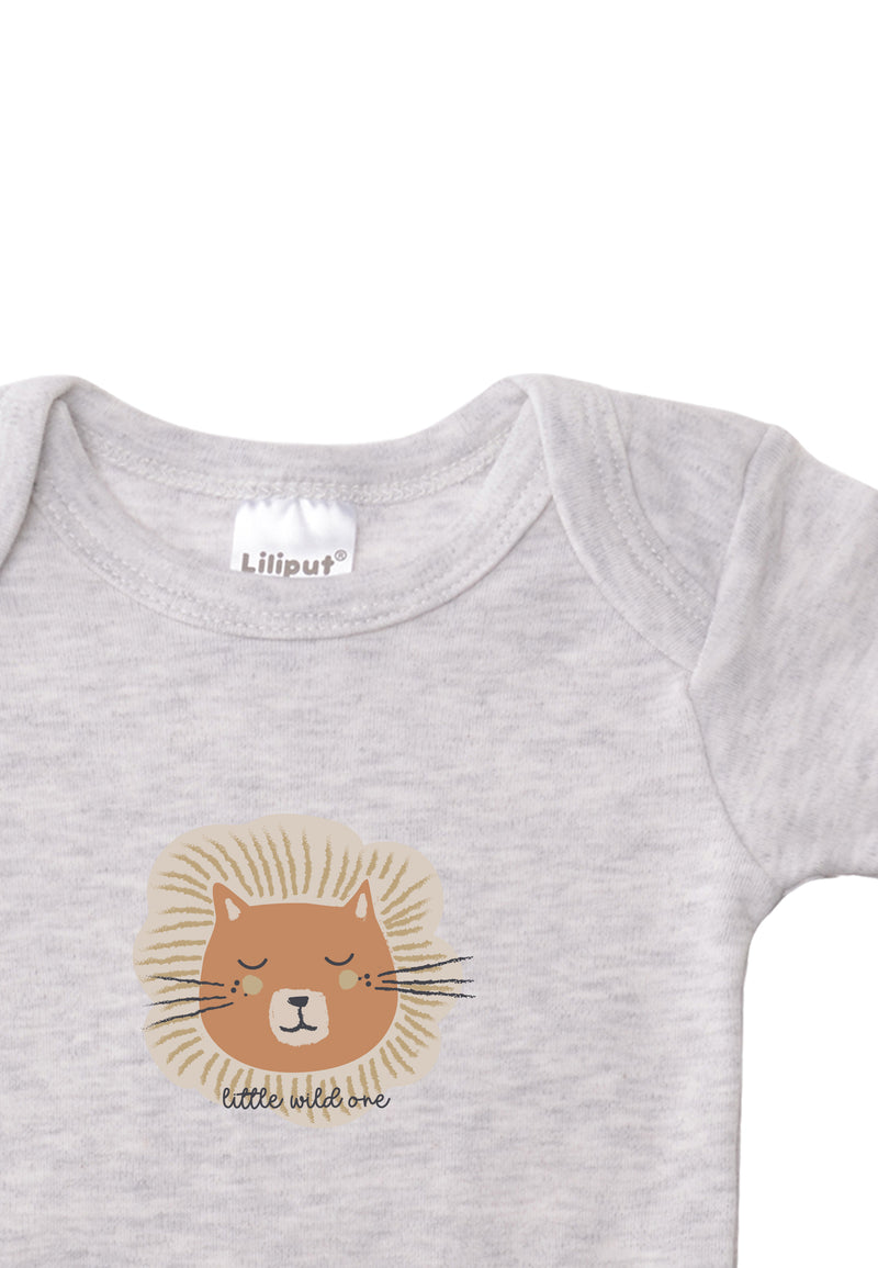 Detailaufnahme des Kurzarmbodies in grau melange mit süßem Löwenprint.