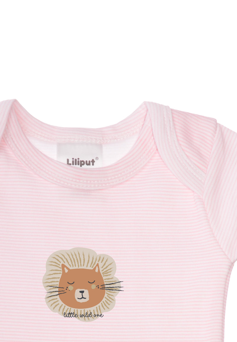 Detailaufnahme des rosa gestreiften Kurzarmbodys mit Löwenprint und Wording "little wild one"