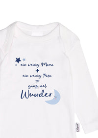 Detailaufnahme des weißen Langarmbodies mit Frontprint.
