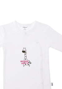 Detailaufnahme des weißen Prints mit Giraffen Motiv.