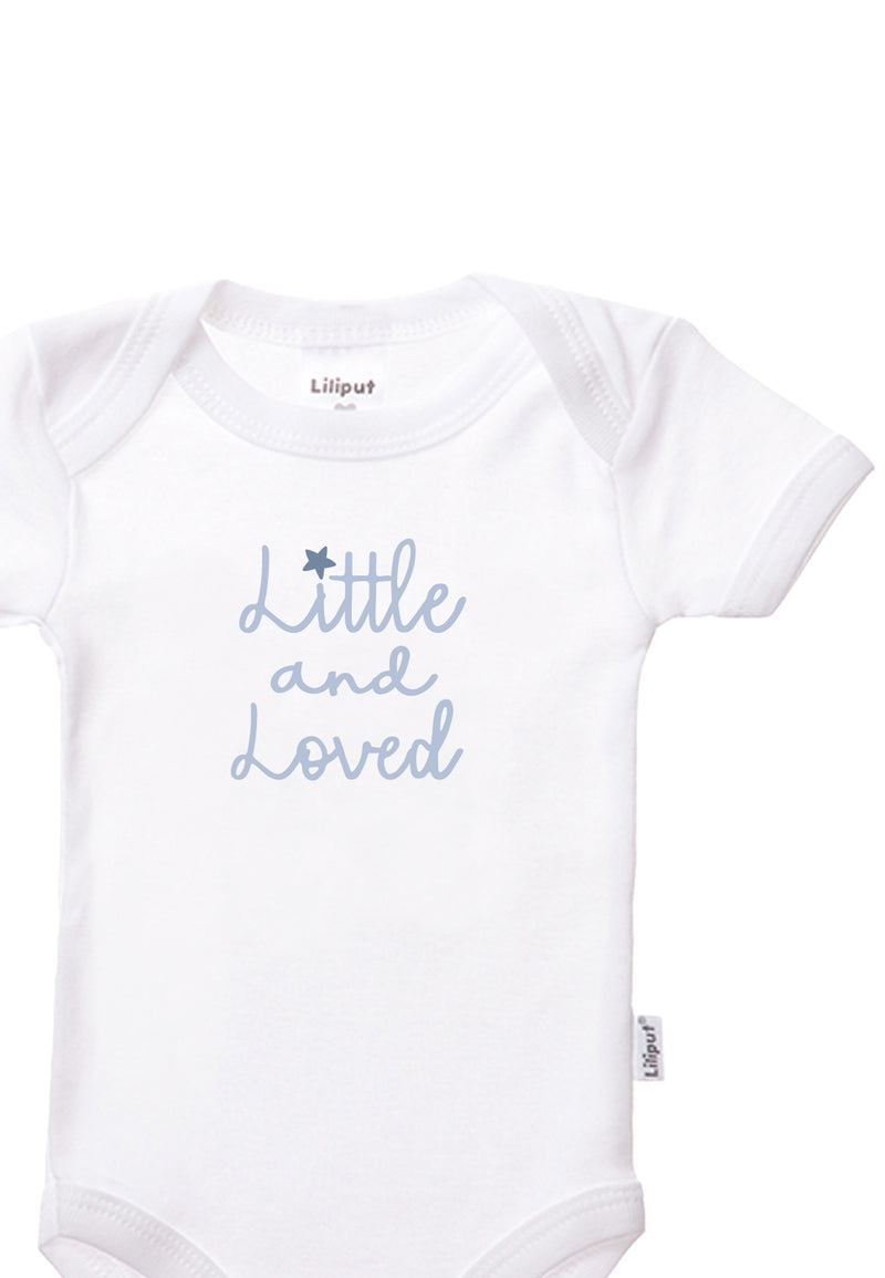 Detailaufnahme Kurzarmbody in weiß mit Aufdruck "little and loved".