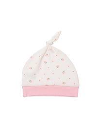 Mütze mit Zipfel und rosa Umschlag