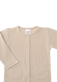Detailaufnahme des Overalls in beige mit Patch am Ärmel "little one".