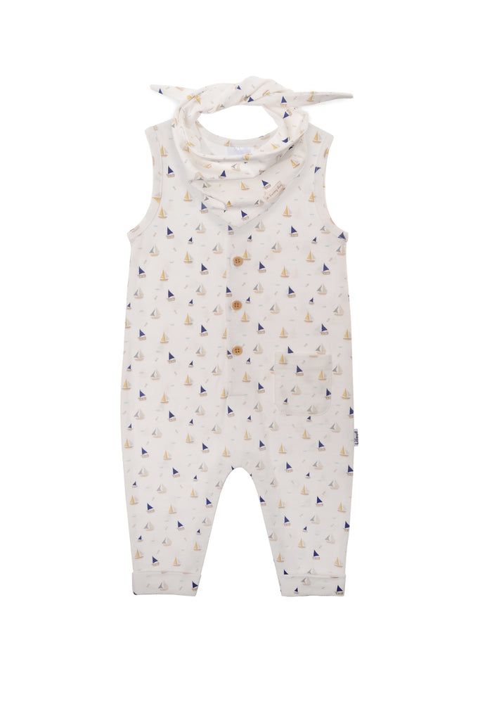 Somnmerliches Set aus Jumpsuit und Halstuch mit Bootprint.