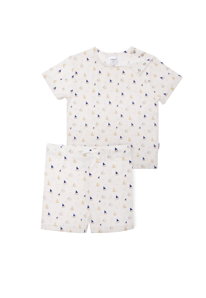 Sommerliche Kombi bestehend aus Tshirt und Shorts mit sommerlichem Boot Print.