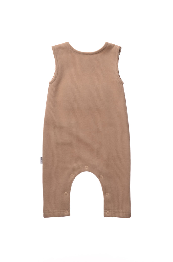 Rib-Strick-Jumpsuit in beige mit Knöpfen in Holzoptik