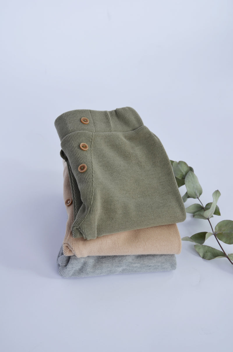 Rib-Strick-Hose in olive mit Knöpfen in Holzoptik