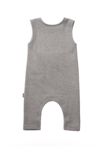Rib-Strick-Jumpsuit in grau mit Knöpfen in Holzoptik