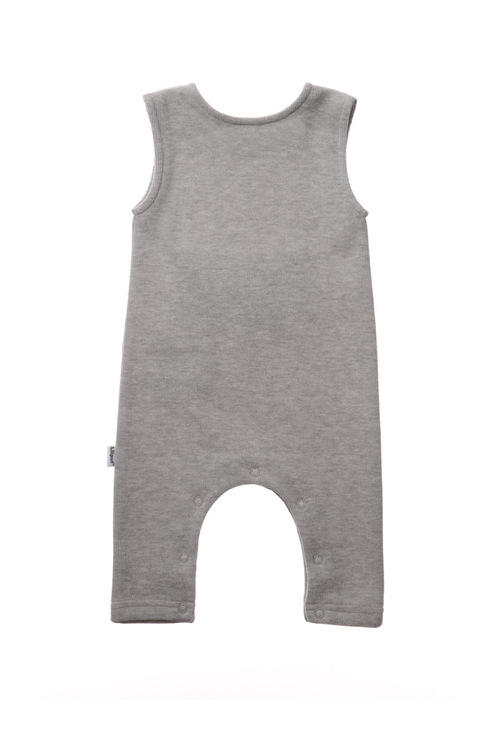 Rib-Strick-Jumpsuit in grau mit Knöpfen in Holzoptik