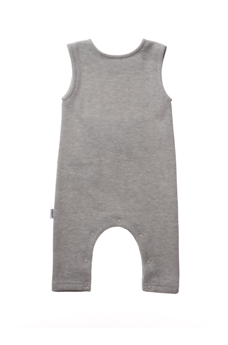 Rib-Strick-Jumpsuit in grau mit Knöpfen in Holzoptik