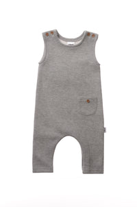 Rib-Strick-Jumpsuit in grau mit Knöpfen in Holzoptik