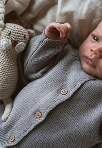 Strickjacke mit Holzknöpfen in taupe