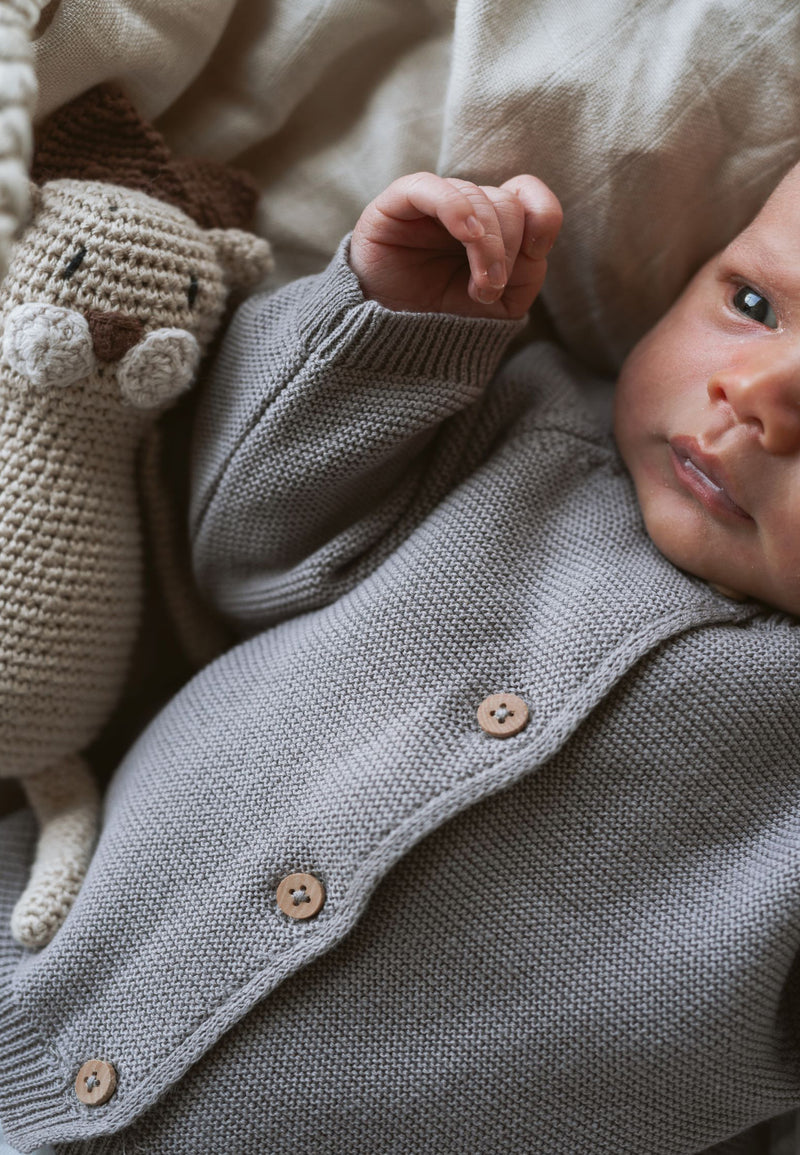 Strickjacke mit Holzknöpfen in taupe